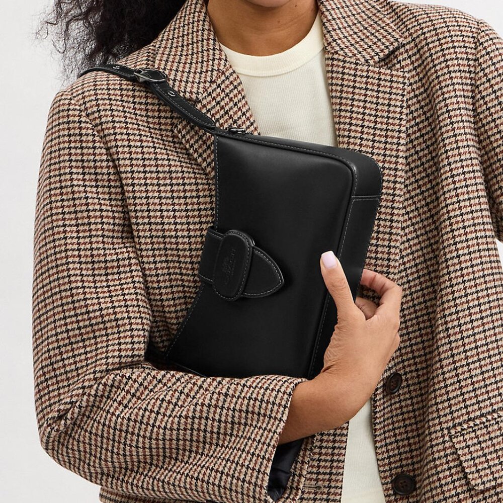 Eliza Shoulder Bag With Zipper Closure